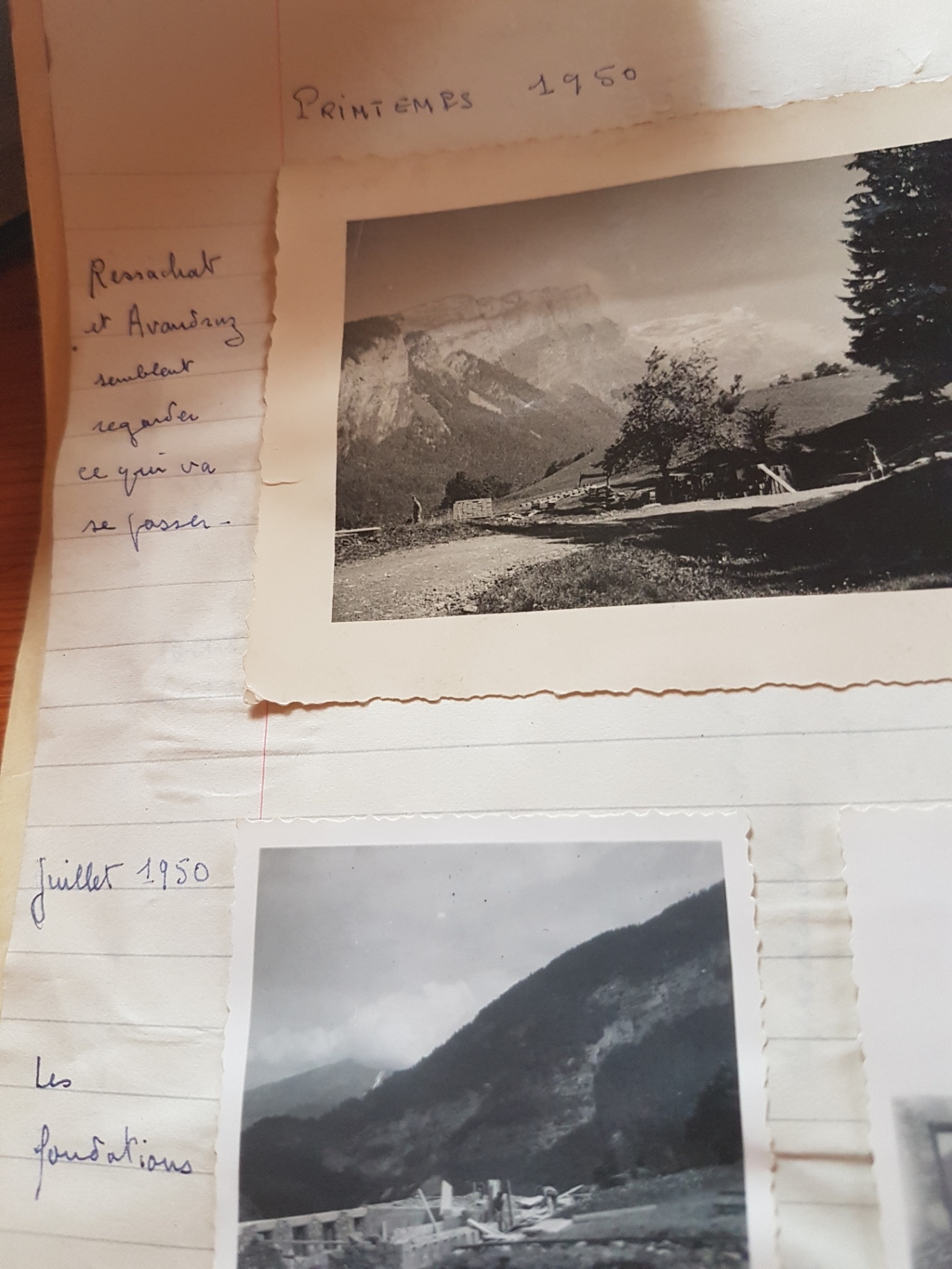 Deux photographies légendées « Printemps 1950 » et « Juillet 1950 — les fondations ». Les noms des sommets dans la marge restent à déchiffrer ; aucune personne n’est identifiée.