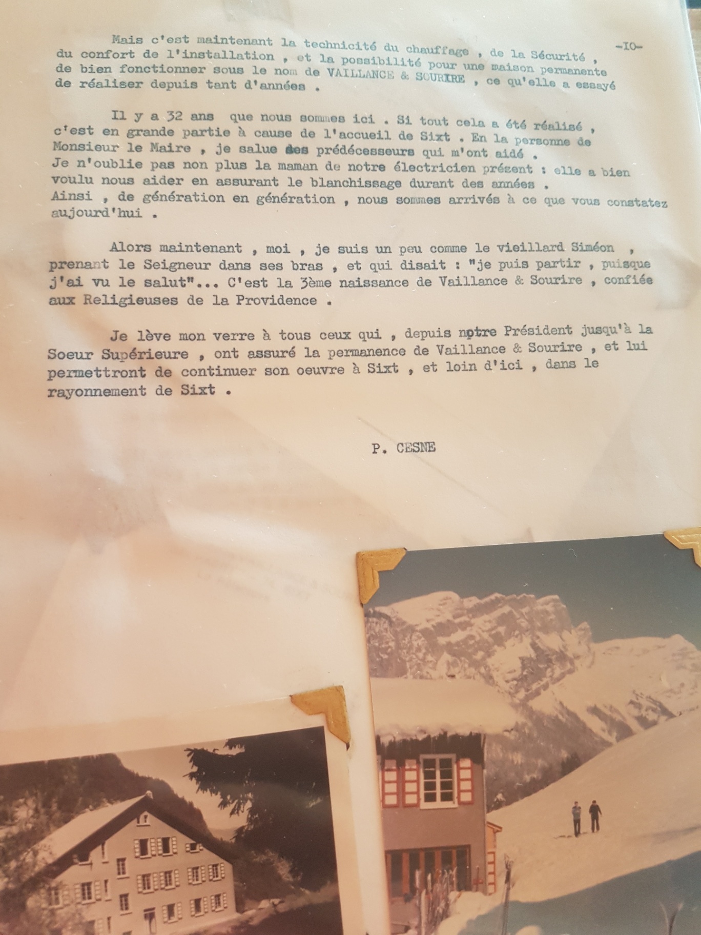 Fin du texte signé P. Cesné : hommage aux habitants et aux équipes, « 32 ans » de présence évoqués et relais aux Religieuses de la Providence. Photos des chalets en hiver, sans date de prise de vue indiquée.