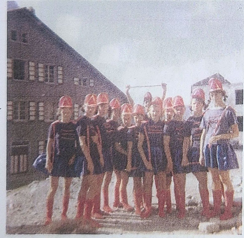 Page 36 de l'album : groupe en costume devant le chalet.