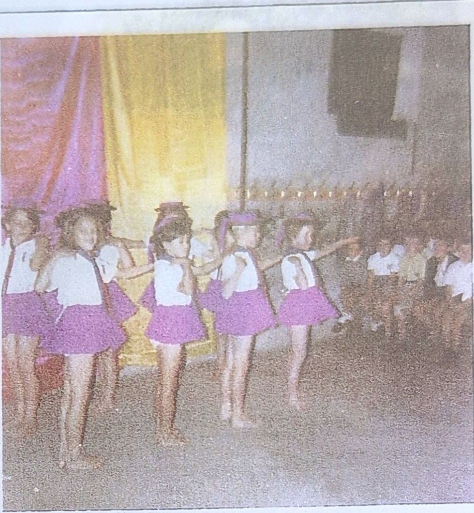 Page 36 de l'album, années 1963–1965 : danse des colonnettes, en couleur.