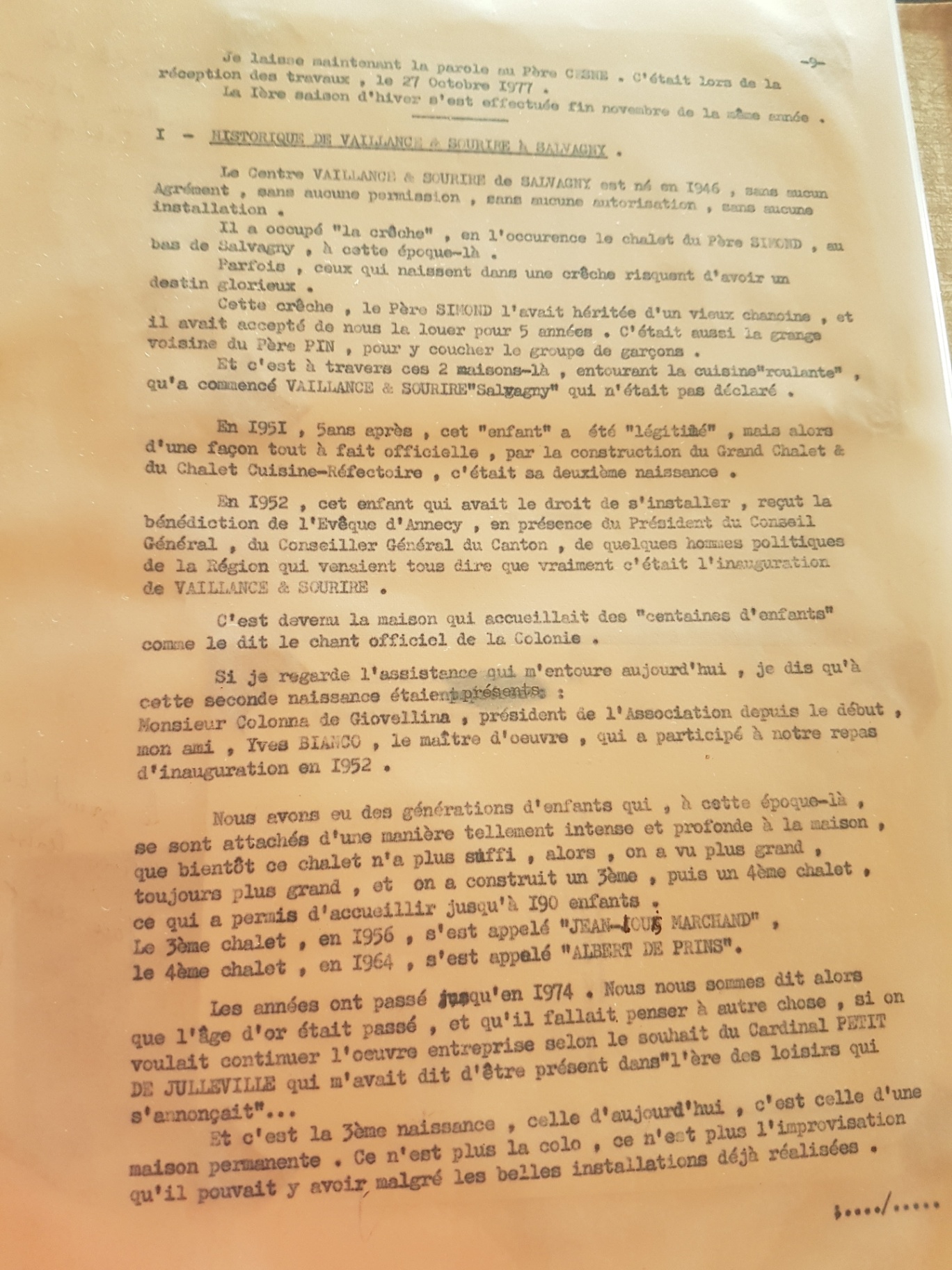 Allocution du père Cesné lors de la réception des travaux, selon l’introduction : installation en 1946, chalets de 1951, inauguration de 1952, agrandissements et maison permanente.