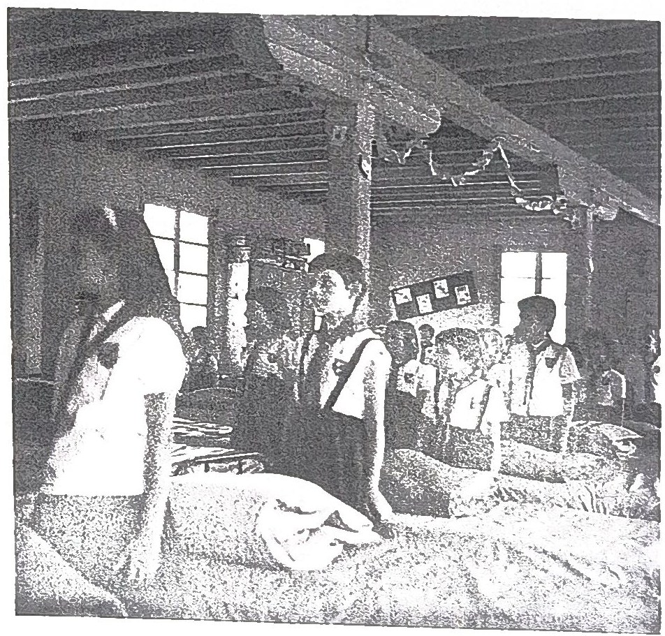 Dortoir de la colonie ; cette photographie ne porte pas de légende. Le texte de la page cite le dortoir « Vallée de Bresle » en 1962.