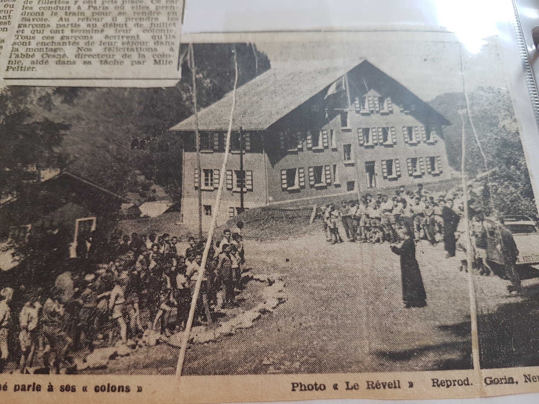 Photographie accompagnée des mentions « Le Réveil » et « Reprod. Gorin ». Ni la date de la scène ni les personnes ne sont identifiées sur ce fragment.