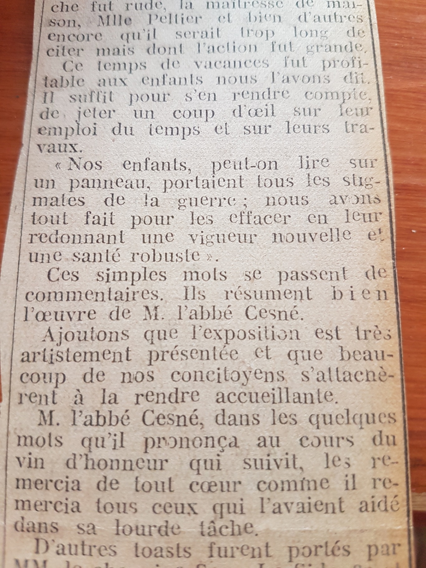 Conclusion de l’article sur l’exposition : la presse souligne le travail des équipes après la guerre et les remerciements de l’abbé Cesné. Date de publication absente.