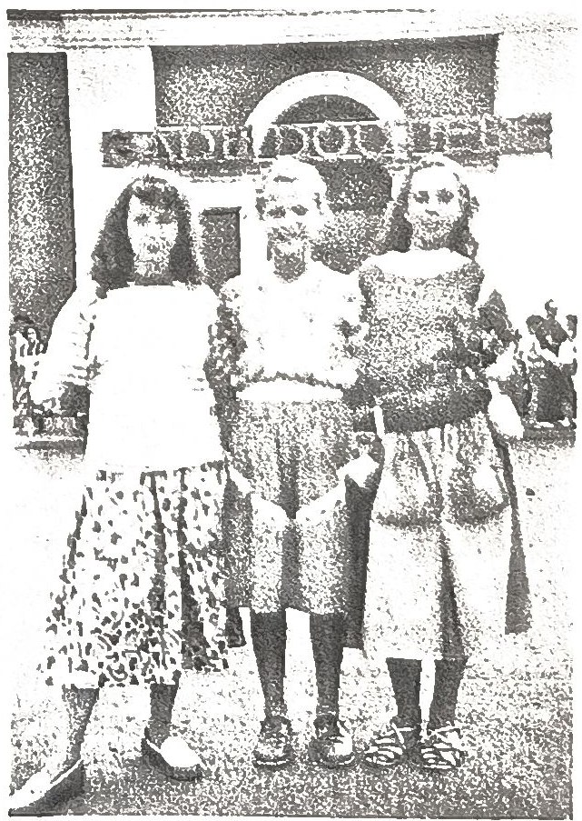 Départ pour la colonie le 5 août 1957 à la gare routière de Dieppe — Jocelyne, Joëlle et Maryse Planque (lecture de l'album).