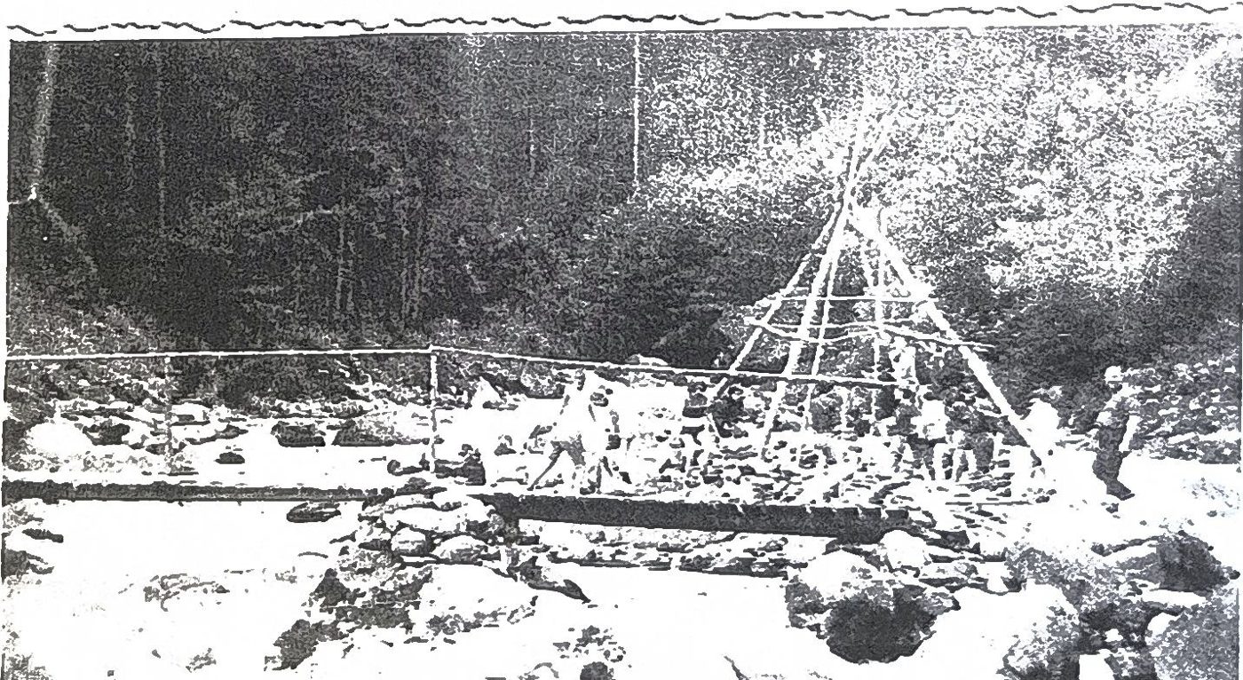 Page 32 de l'album : construction en bois au bord du torrent, datée 1967.