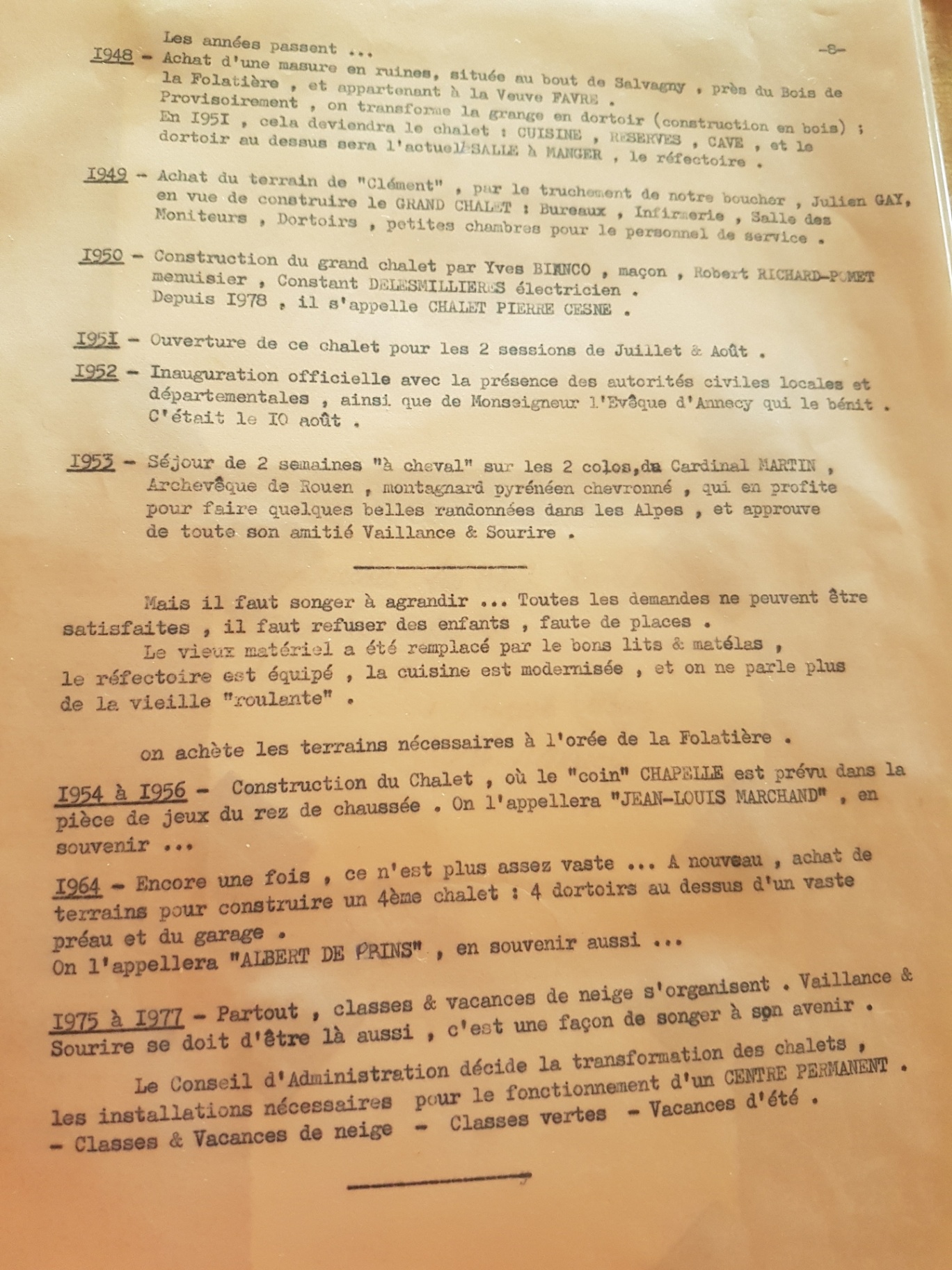 Page 8 du récit : achats, construction des chalets, inauguration et transformation en centre permanent. Le nom du grand chalet depuis 1978 est mentionné.