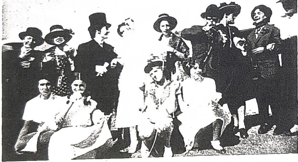 Page 34 de l'album, 1955 : la troupe en chapeaux et costumes.