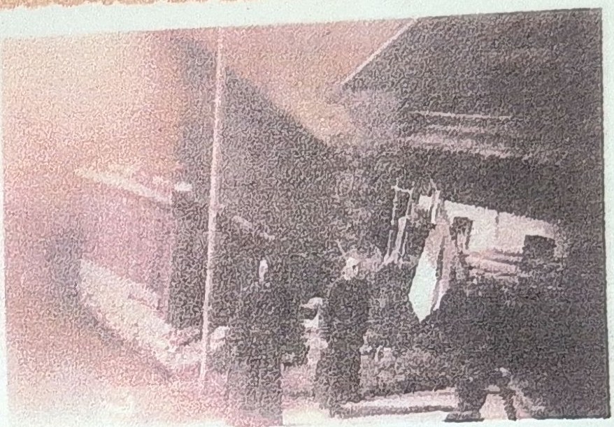 « … une remise de décorations en plein village et au milieu de la route », légende manuscrite.