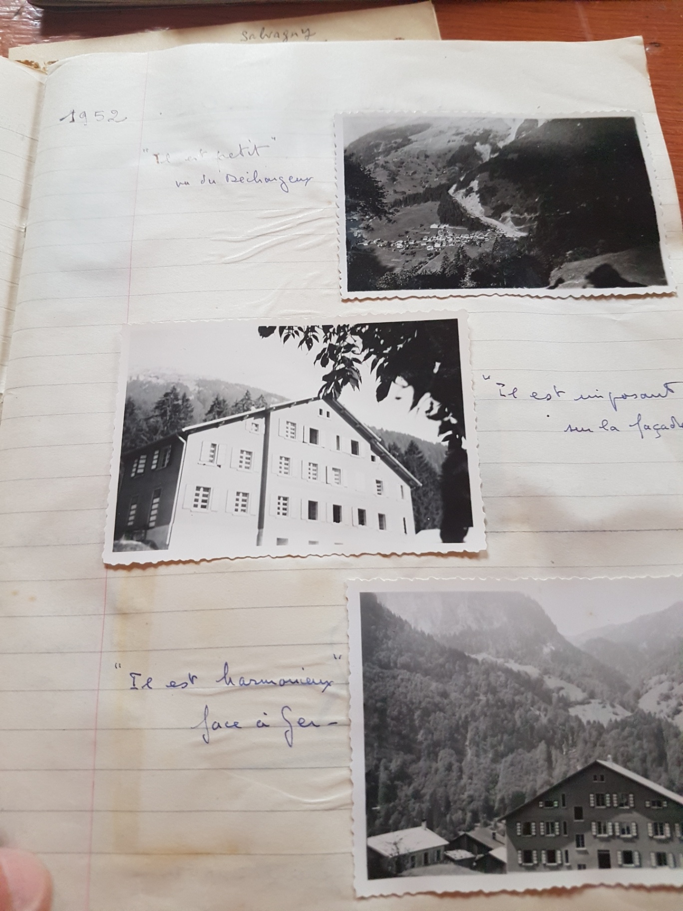 Trois points de vue du bâtiment, qualifié de « petit », « imposant » et « harmonieux ». Certains noms de lieux en marge sont peu lisibles et restent à confirmer.
