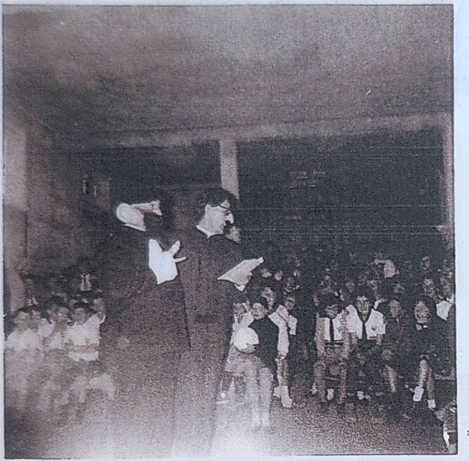 Page 36 de l'album : présentation de la veillée devant le public ; l'album cite les Pères Jean et Georges déguisés en 1963.