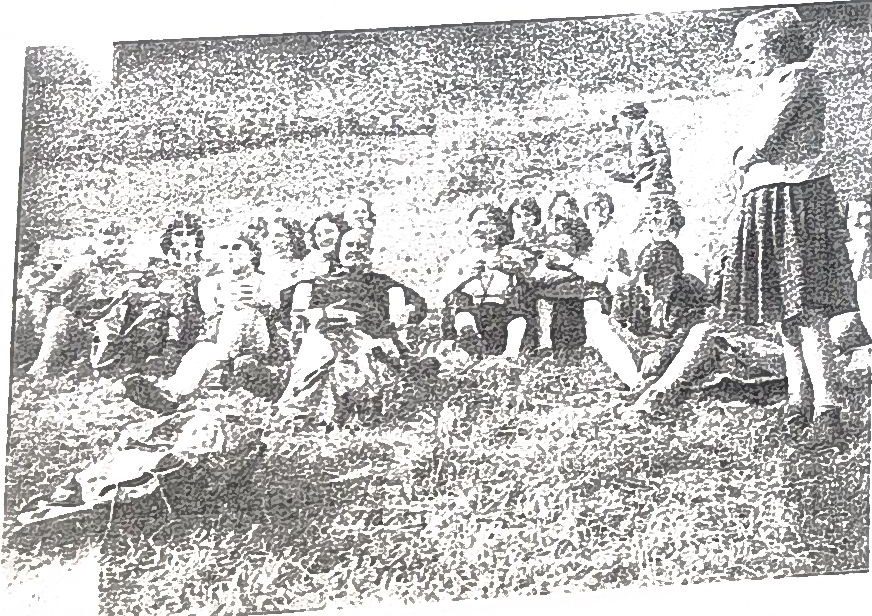 Page 45 de l'album, 1958 : la légion assise dans l'herbe autour de sa cheftaine.