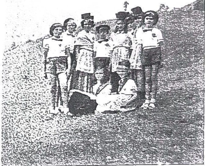 Page 34 de l'album, 1955 : groupe costumé pour un jeu scénique.