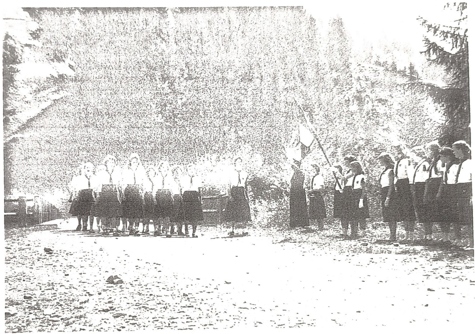 Page 18 de l'album, où sont portées les années 1955, 1957 et 1958 : rangée de colonnettes en uniforme, drapeau en tête.