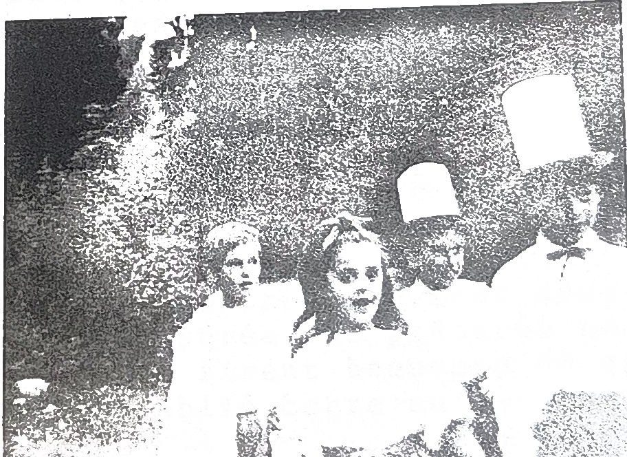 Page 37 de l'album, 1965 : « Les Marquises et les Marquis ». L'album signale Patrick et Hélène Cesné sur ces photos.