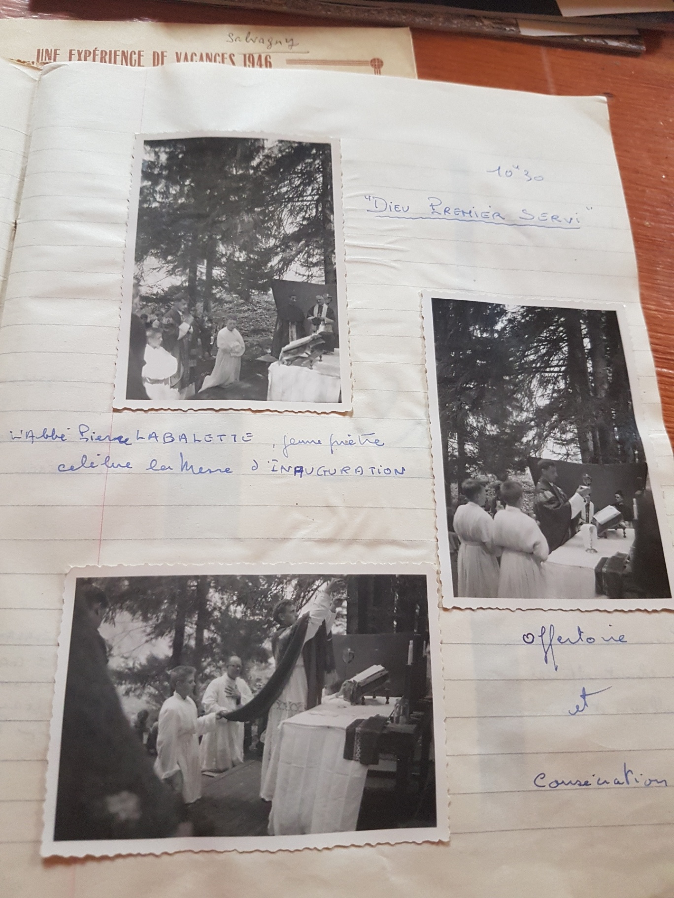 Page titrée « Dieu premier servi » : la légende nomme l’abbé Pierre Labalette, jeune prêtre célébrant la messe d’inauguration, et décrit l’offertoire et la consécration. Le nom est transcrit de l’album, sans identification indépendante d’un visage.