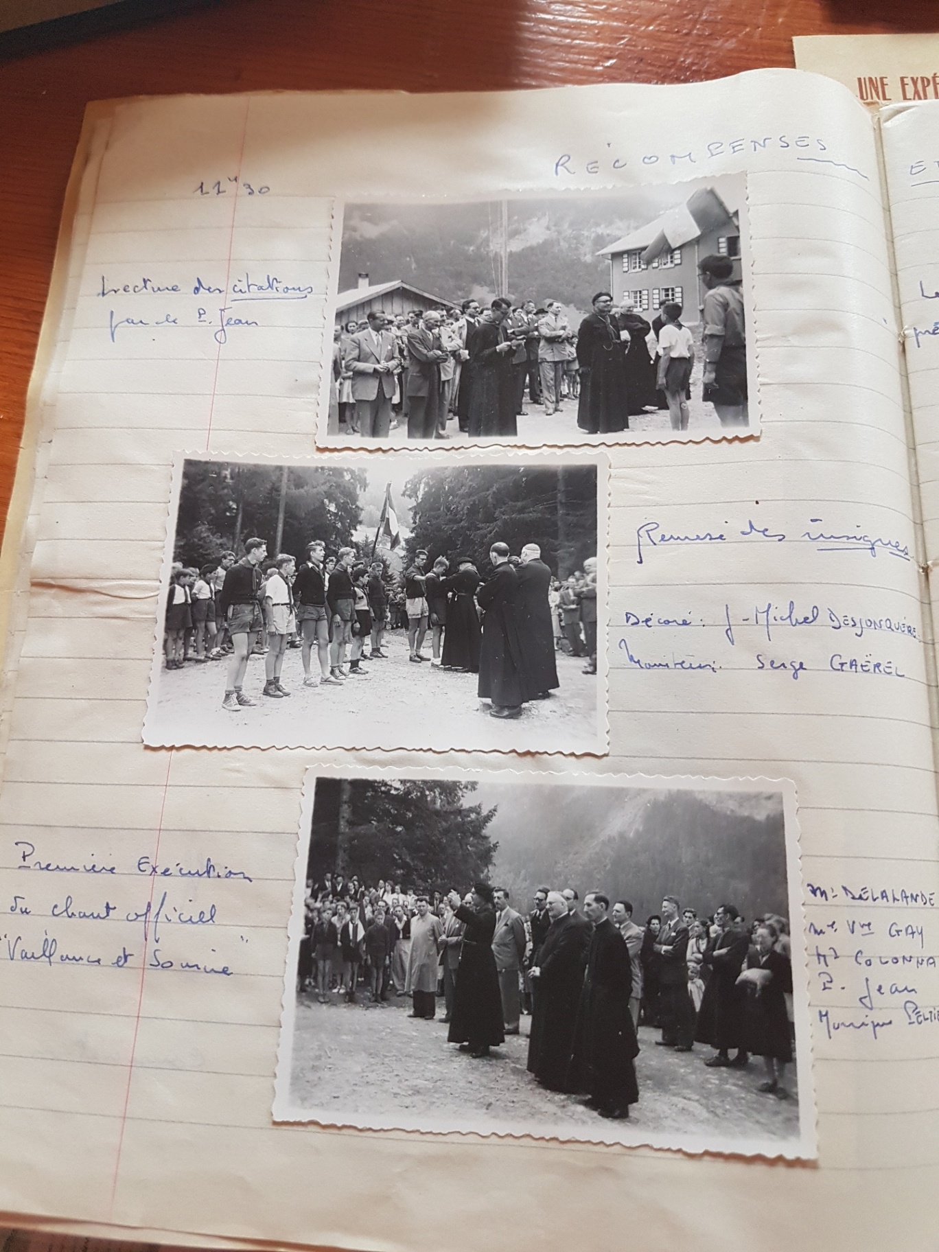 Lecture des citations par « P. Jean », remise des insignes et « première exécution du chant officiel Vaillance et Sourire ». Plusieurs noms de jeunes, moniteurs et invités sont manuscrits, parfois coupés ; leurs lectures restent à confirmer.
