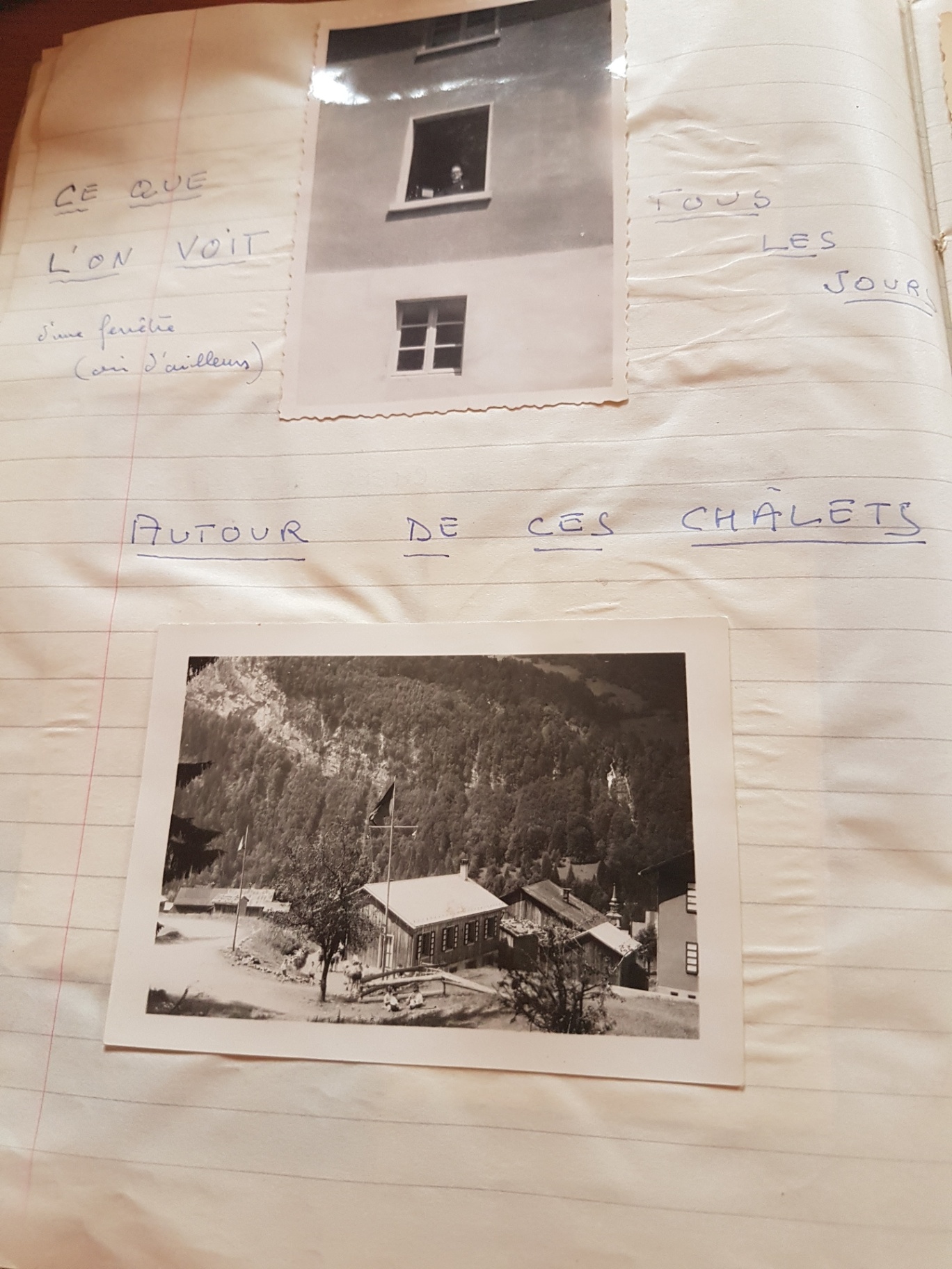 Une personne à une fenêtre et une vue sur les bâtiments et la montagne. Le titre évoque les vues quotidiennes autour des chalets ; la personne et la date ne sont pas identifiées.