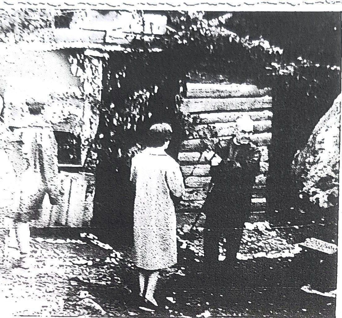 Page 33 de l'album : une cabane de rondins des garçons, 1967 ; l'album évoque la visite de la famille Chrétien, sans nommer chaque personne.