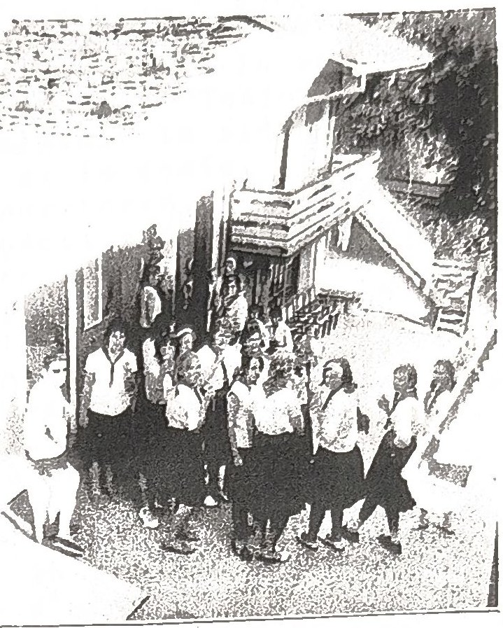 « Notre visite au chalet de la Colonie Challetaz de Sixt où des glaces nous étaient offertes par les Religieuses de cette Colo », légende de l'album.