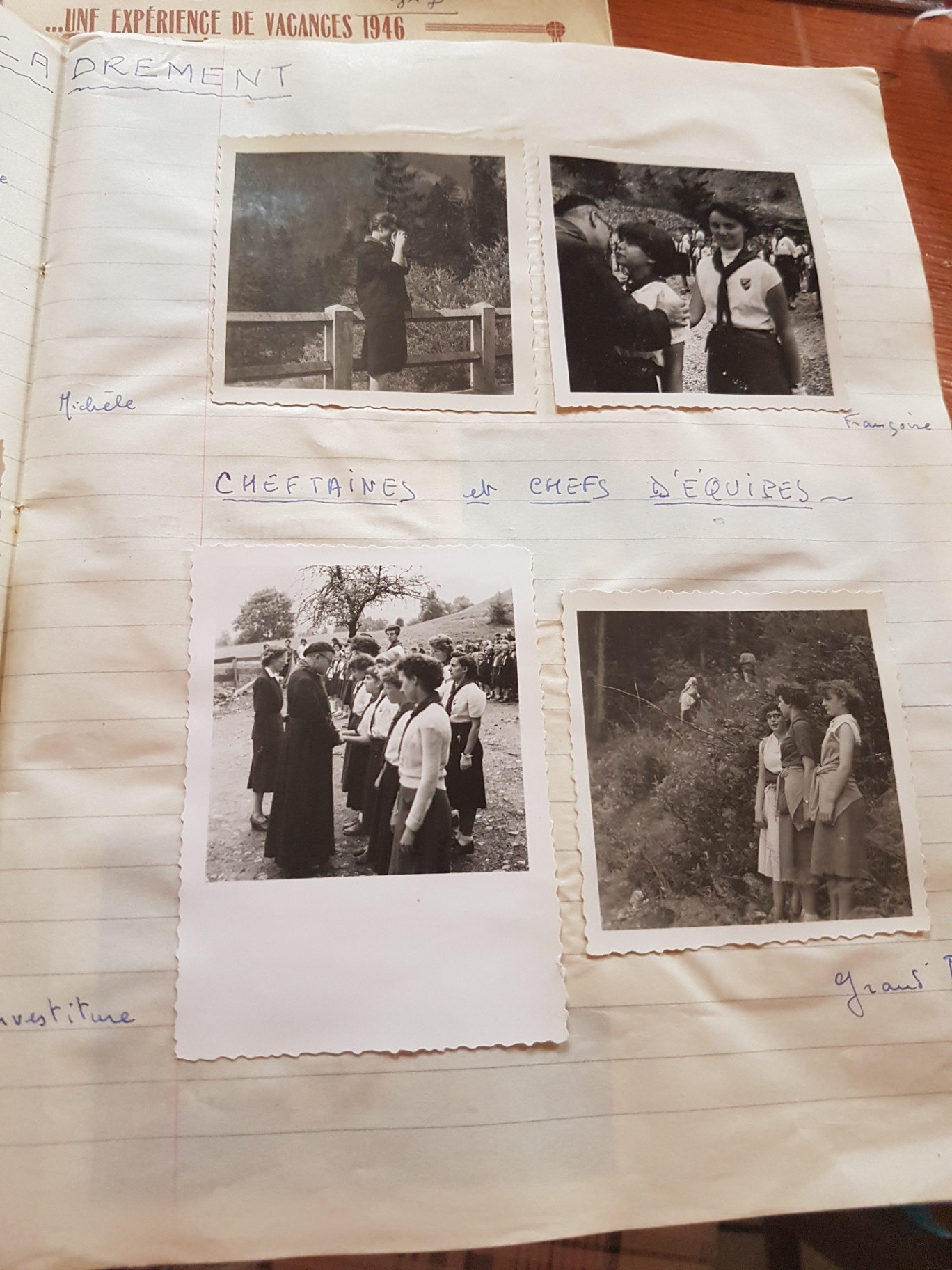 Légendes « Michèle », « Françoise », « Cheftaines et chefs d’équipes » et « Investiture ». Plusieurs personnes ne sont désignées que par un prénom ; aucune année n’est portée sur cette page.