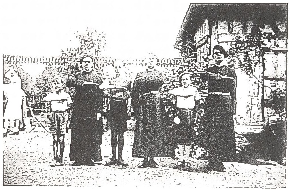 « Haut les Cœurs Vaillants (1941) », légende de l'album.