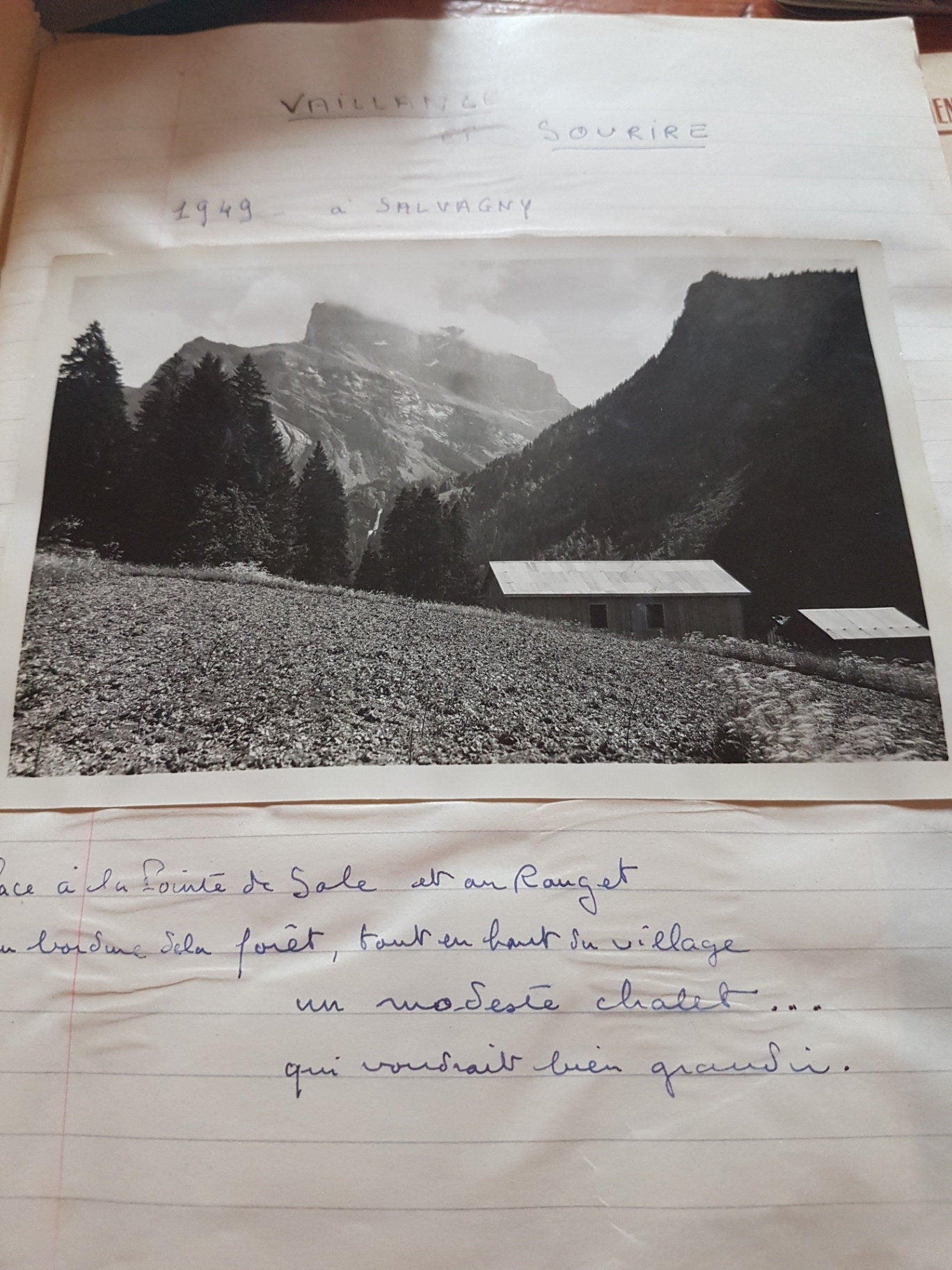 Photo légendée « 1949 à Salvagny » : « face à la Pointe de Sale et au Rouget […] un modeste chalet […] qui voudrait bien grandir ». L’orthographe de la légende est conservée ; les personnes ne sont pas nommées.