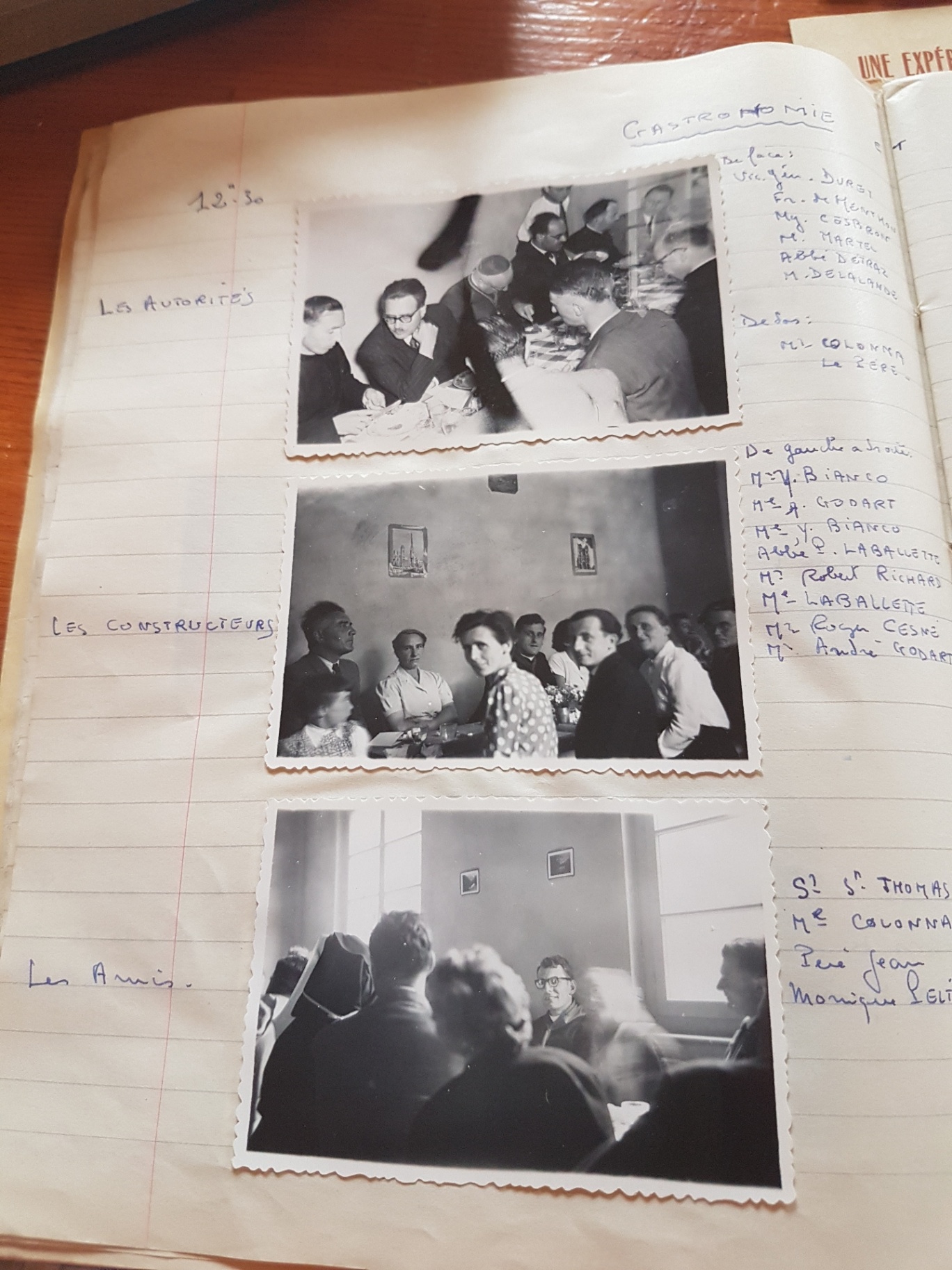 Page « Gastronomie », avec les groupes « Les Autorités », « Les Constructeurs » et « Les Amis ». Date rattachée à la séquence précédente. Les marges citent notamment Robert Richard, Père Jean Pasquet et Monique Peltier ; plusieurs noms sont tronqués. « Le Père » est indiqué de dos à la table des autorités.