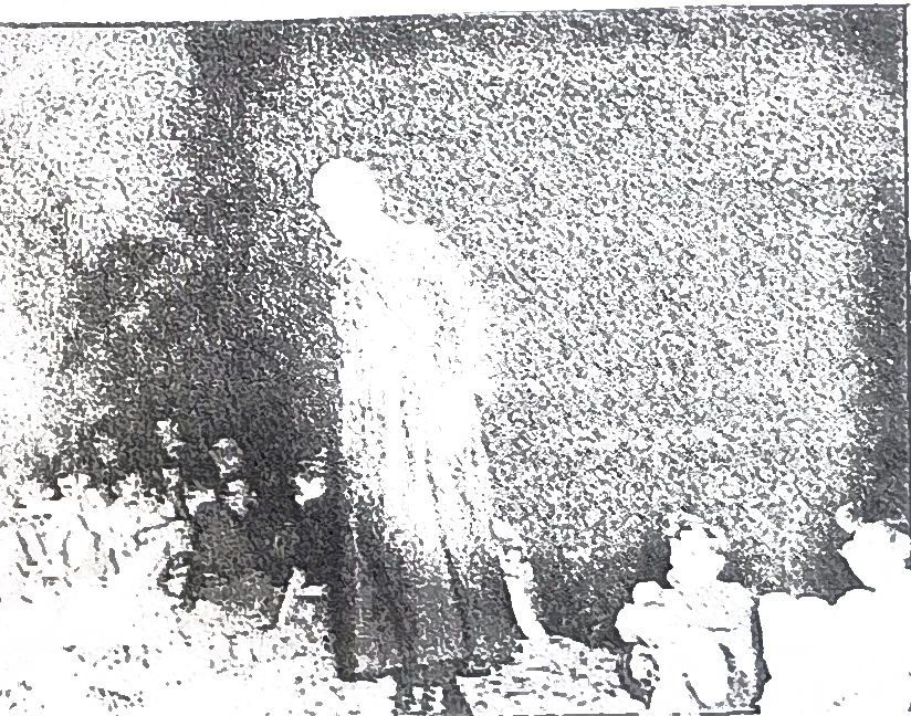 Page 34 de l'album : un feu de camp, photo attribuée par l'album à Michèle Archambault.