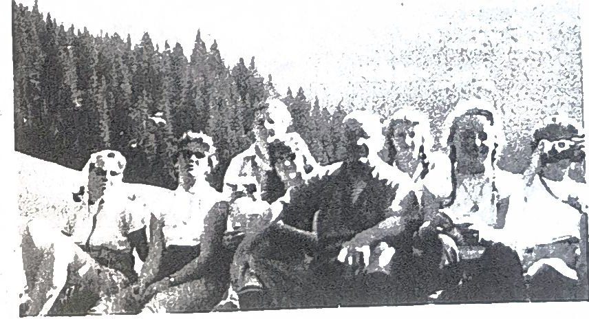 Page 48 de l'album : groupe assis en montagne ; la page porte 1953 et « 1958, pause au refuge des Fonts », sans préciser laquelle des deux.