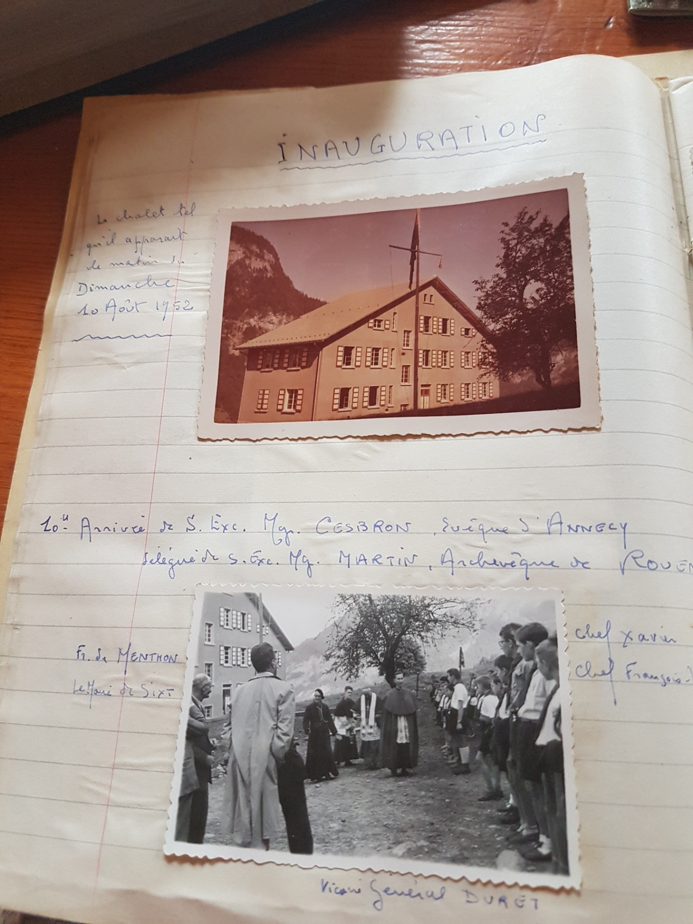 La page « Inauguration » date la cérémonie du dimanche 10 août 1952. À 10 h, elle annonce l’arrivée de Mgr Cesbron, évêque d’Annecy, délégué de Mgr Martin, archevêque de Rouen. Les annotations citent François de Menthon, maire de Sixt, et le vicaire général Duret, sans permettre d’attribuer tous les visages.