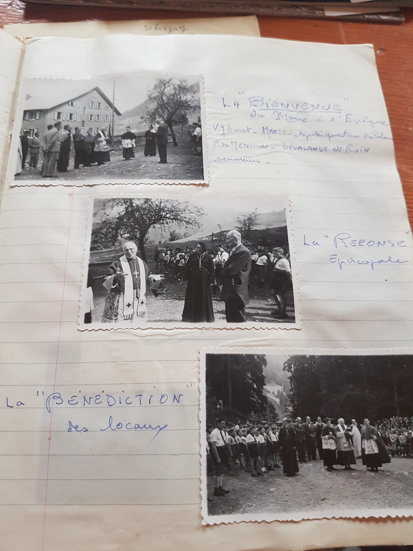 Trois scènes légendées : bienvenue du maire à l’évêque, réponse épiscopale et bénédiction des locaux. Les noms des invités notés en marge demandent une relecture ; la date est celle de la page d’ouverture de cette séquence.