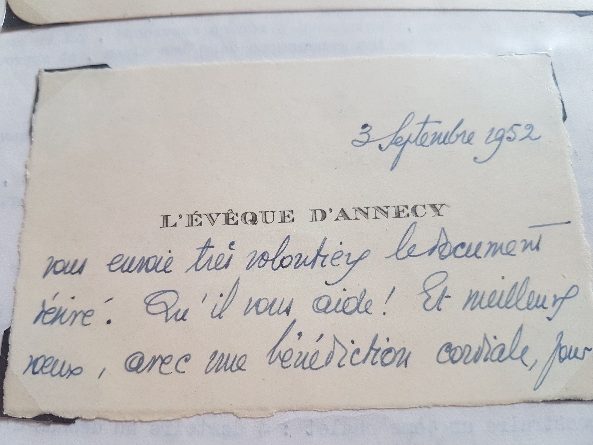 Fragment daté du 3 septembre 1952, sur papier « L’Évêque d’Annecy » : remerciement pour un souvenir et bénédiction. La fin du courrier manque.