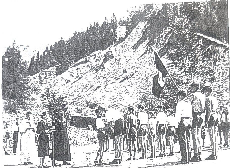 Page 43 de l'album : remise de décorations, drapeau porté — l'album nomme Jean-Michel Desjonquères.
