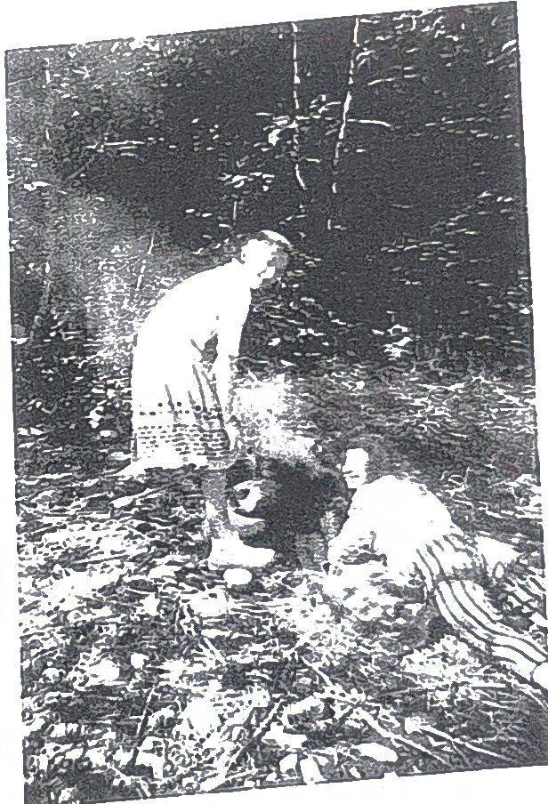 Page 45 de l'album, 1958 : cuisine au feu de bois en forêt.
