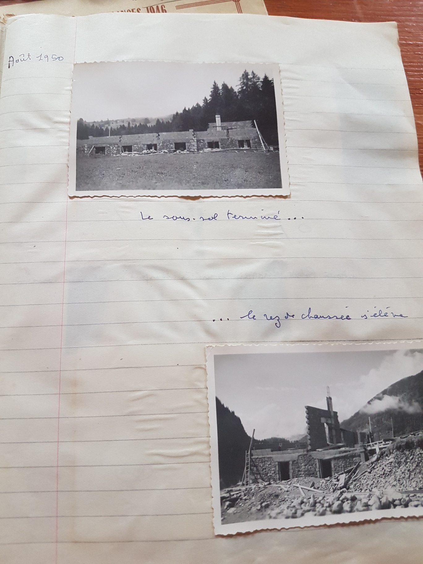 Deux vues du chantier : « Le sous-sol terminé… » puis « … le rez-de-chaussée s’élève ». La page porte la date manuscrite d’août 1950.