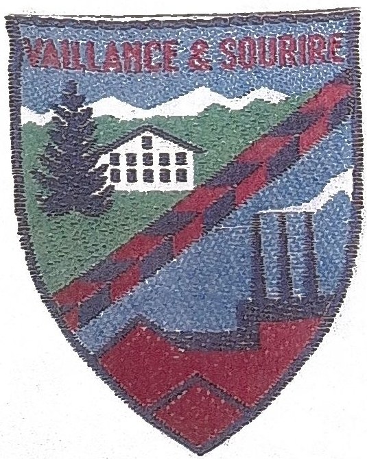 « Cet écusson, emblème de la Colo Vaillance & Sourire. Tout un symbole ! », légende de l'album.
