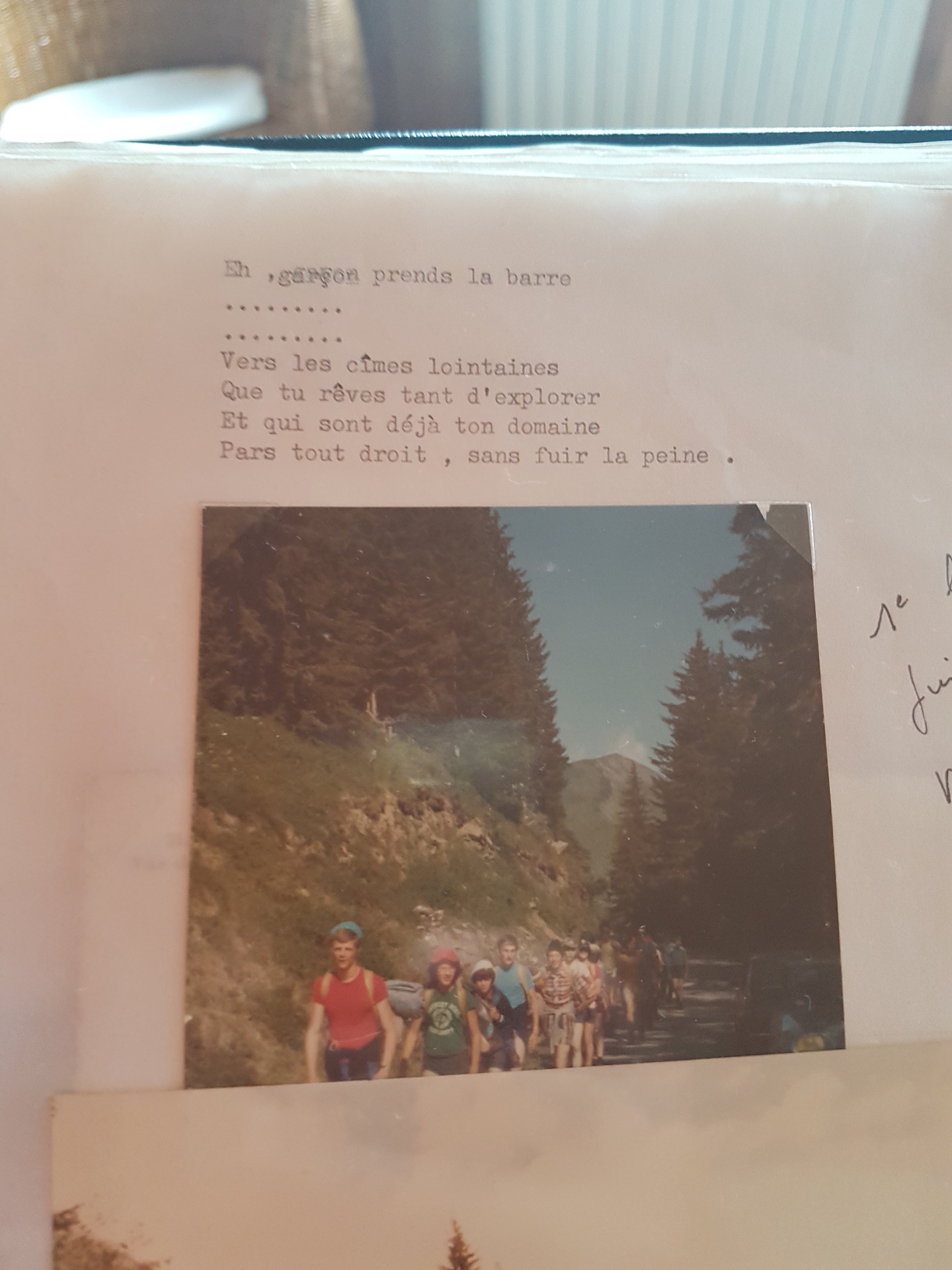 Photographie couleur de jeunes randonneurs accompagnée d’un extrait de chant. Date, personnes et itinéraire non identifiés ; aucun lien établi avec le drame du Buet.