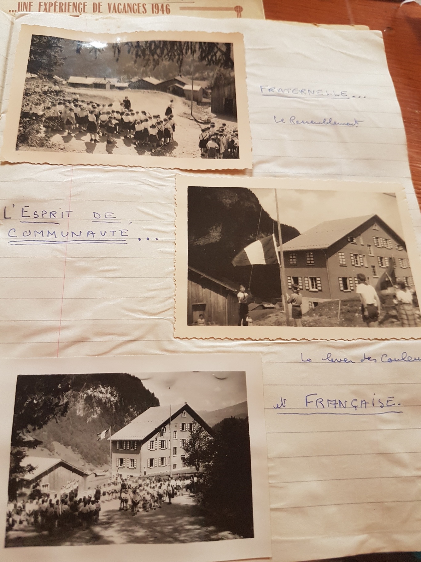 Page « L’esprit de communauté » : rassemblement « fraternel », lever des couleurs et groupe devant le chalet. Les termes sont ceux de l’album et témoignent des rituels collectifs de l’époque.