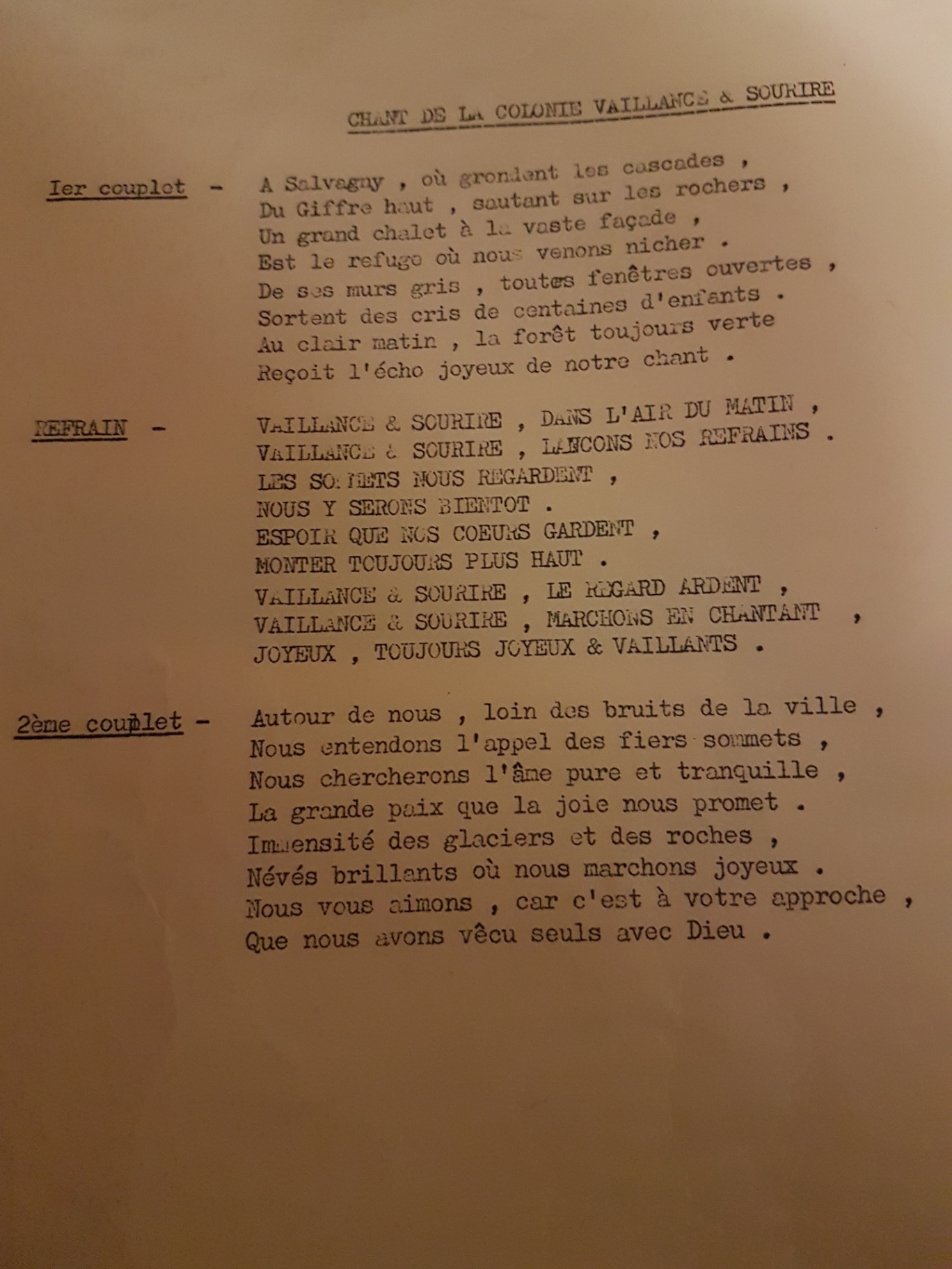 Deux couplets et un refrain dactylographiés ; aucune date de rédaction visible.