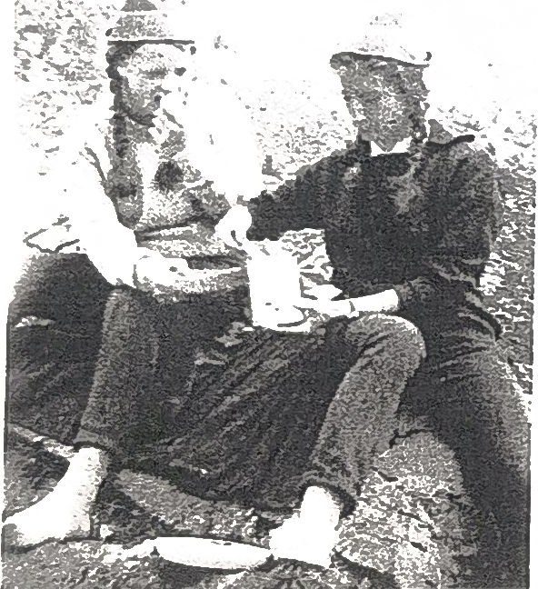 Page 55 de l'album : deux cheftaines au repos en excursion ; elles ne sont pas nommées sous la photo.