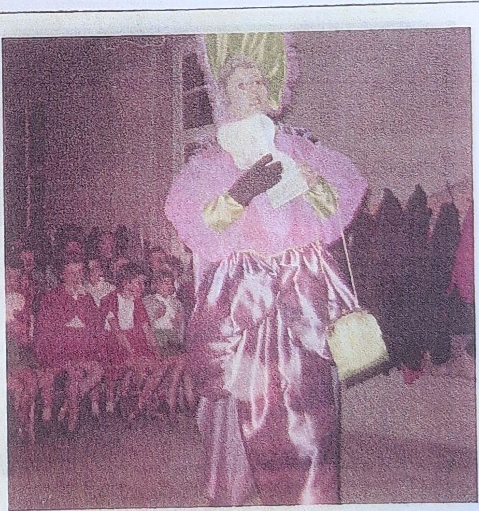 Page 36 de l'album : une présentatrice costumée ; l'album nomme Catherine Gallière pour 1965, sans préciser la photo.