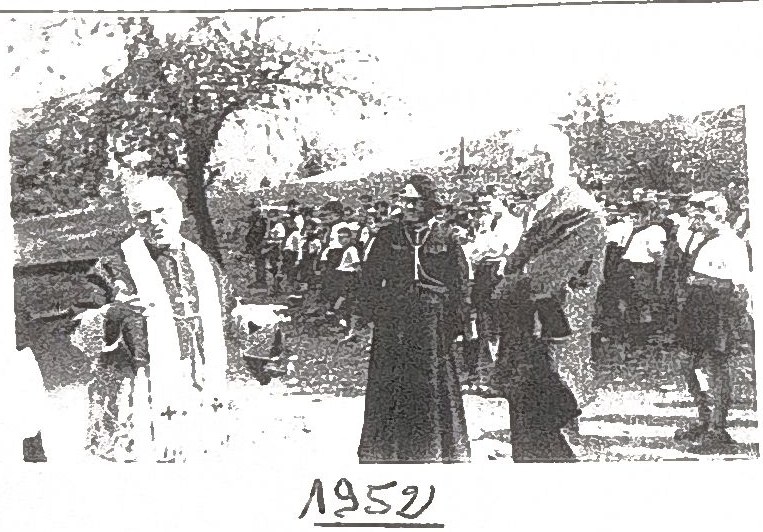 Célébration en plein air, avec la mention manuscrite « 1952 » ; page du chant de la colonie.