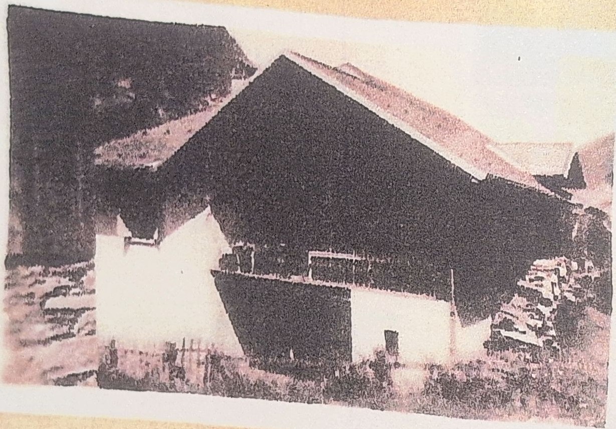 « Chalet du Père Simond », légende de l'album, page titrée « Ainsi finissent les souvenirs de l'ancien chalet du Père Simond… 1946 ↓ 1950 ».