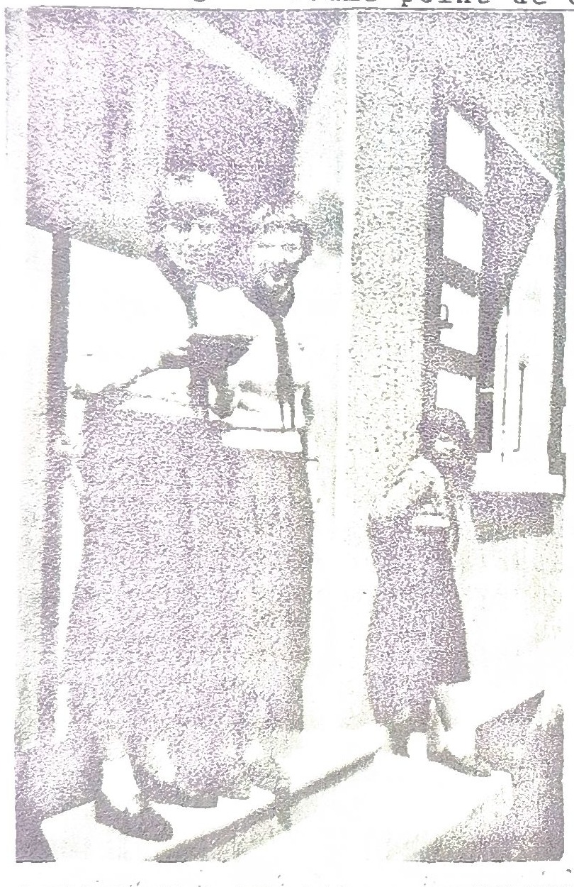 Page 41 de l'album, 1957 : Monique Paris et Geneviève Dufour à l'échelle.