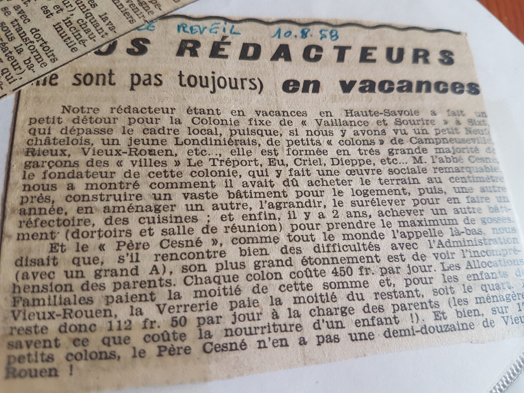 Annotation « Le Réveil, 10.8.58 », non vérifiée indépendamment. Le texte présente la colonie fixe à Sixt et un prix de 450 francs par jour, dont la moitié prise en charge par les allocations familiales selon l’article : montants historiques, pas des tarifs actuels.