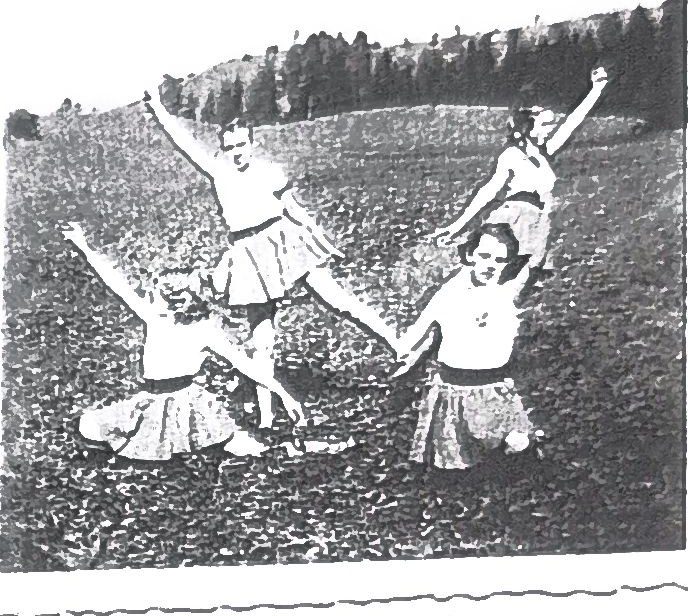 Page 34 de l'album, 1955 : danse en plein air dans l'alpage.