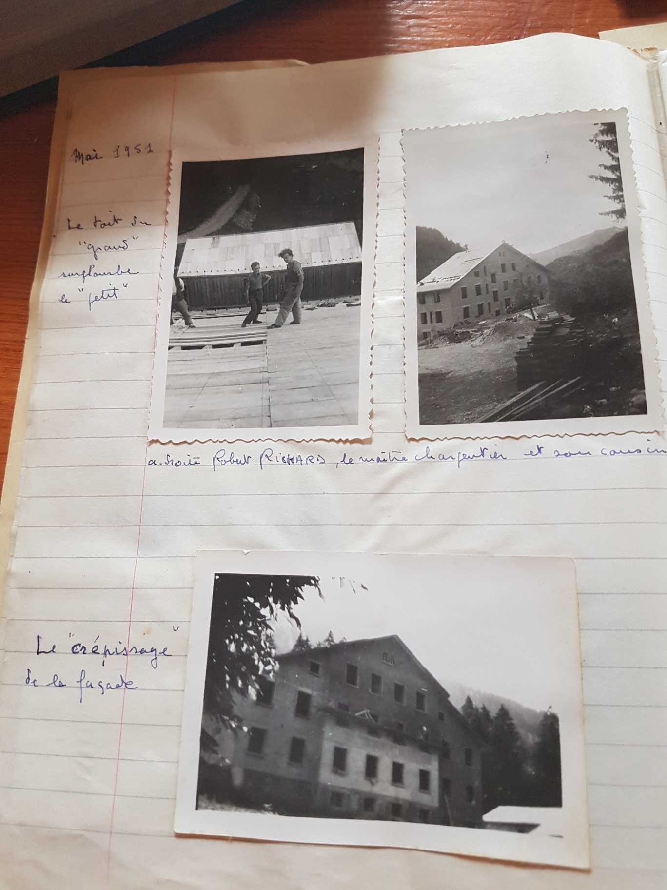 La légende évoque le toit du « grand » qui surplombe le « petit », Robert Richard, maître charpentier, et son cousin, puis le crépissage de la façade. Elle ne permet pas d’identifier avec certitude chaque personne photographiée.