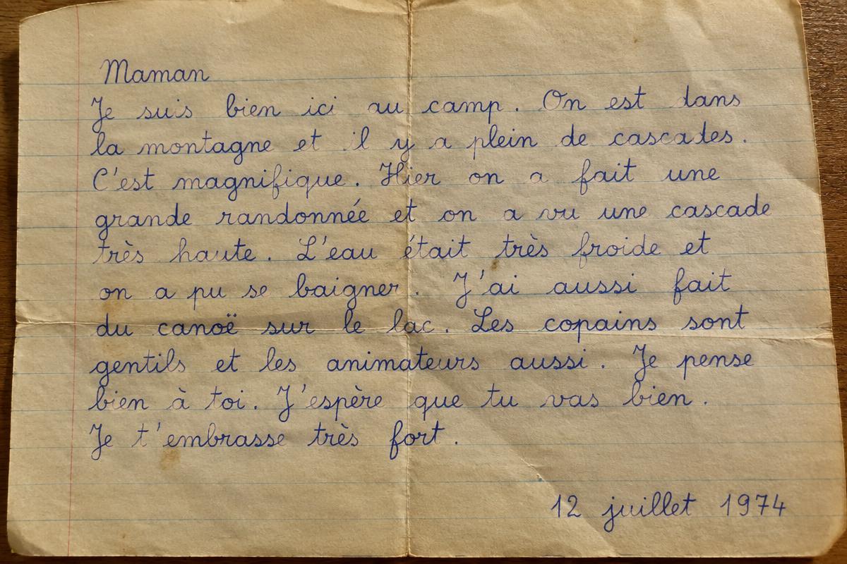 Lettre manuscrite d'enfant sur papier quadrillé, à l'encre bleue, datée du 12 juillet 1974