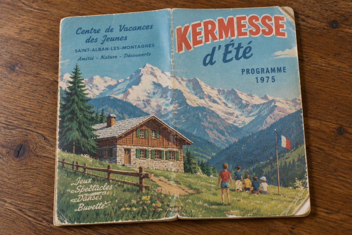 Ancien programme imprimé de kermesse d'été de colonie de vacances, illustration de chalet et de sommets enneigés